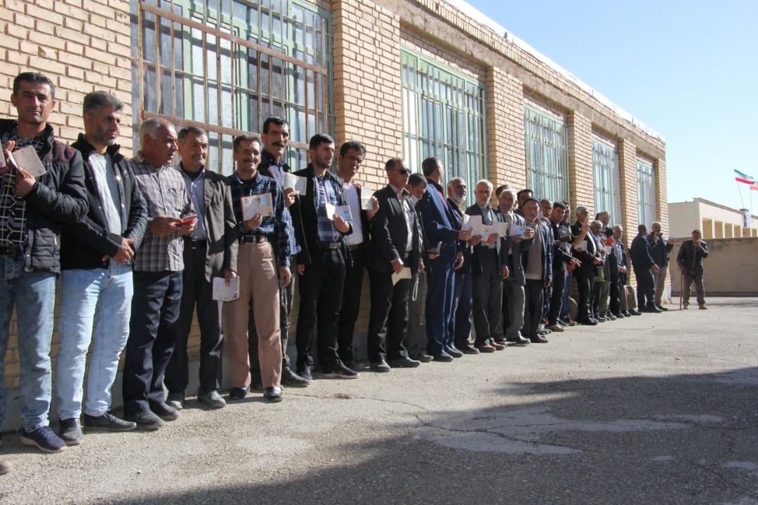 حضور پرشور مردم فارس پای صندوق‌های رای