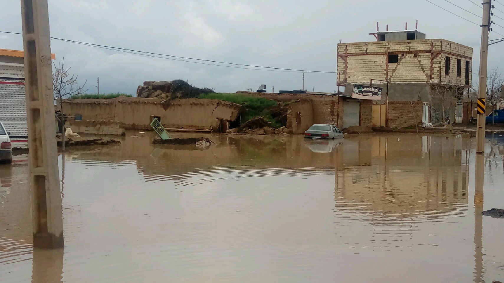 جاری شدن سیلاب در جوین و انسداد برخی محورهای شهرستان