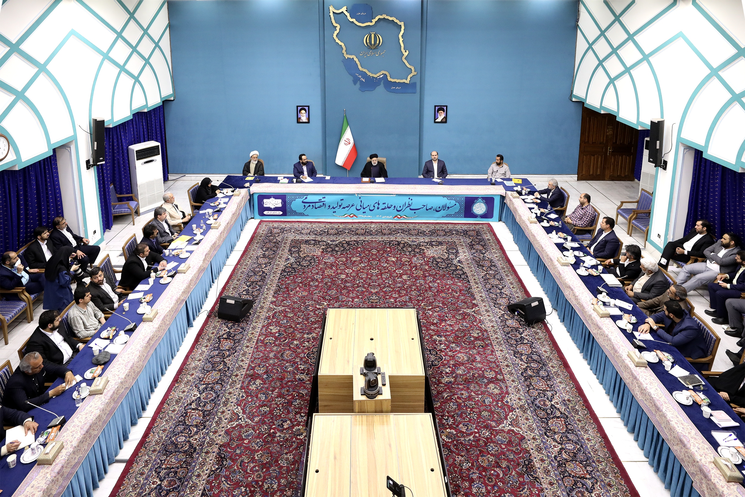 ** دستور تشکیل کارگروهی از مسئولان دولتی و فعالان اقتصاد مردمی ** دستور تشکیل کارگروهی از مسئولان دولتی و فعالان اقتصاد مردمی