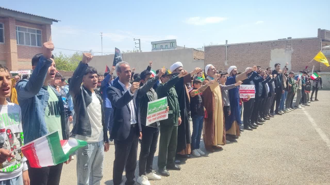 تجمع دانش آموزان پلدشتی در حمایت دانش آموزان غزه