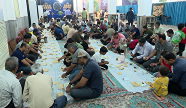 سفره‌های افطاری ساده در مسجد مهدی موعود (عج) شهر بندرعباس