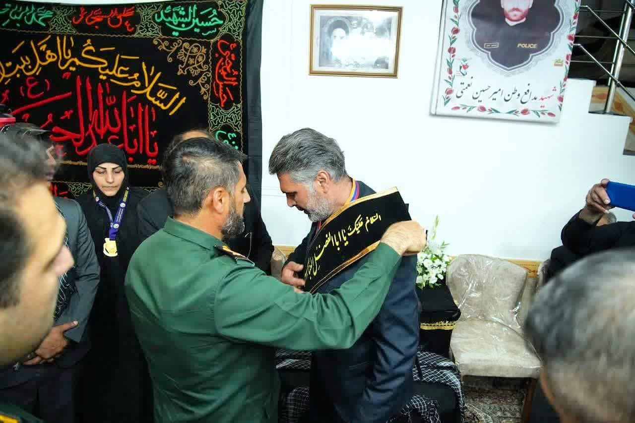 اعطای نشان خادمی امام حسین (ع) به پدرشهید امیرحسین نعمتی اعطای نشان خادمی امام حسین (ع) به پدرشهید امیرحسین نعمتی