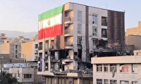 نصب پرچم ایران بر ساختمان‌ مورد اصابت رژیم صهیونی در تهران