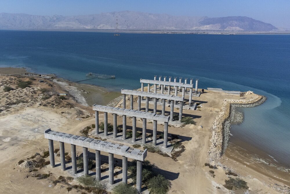 تثبیت چهار پایه پُل خلیج فارس تا پایان سال در جزیره قشم