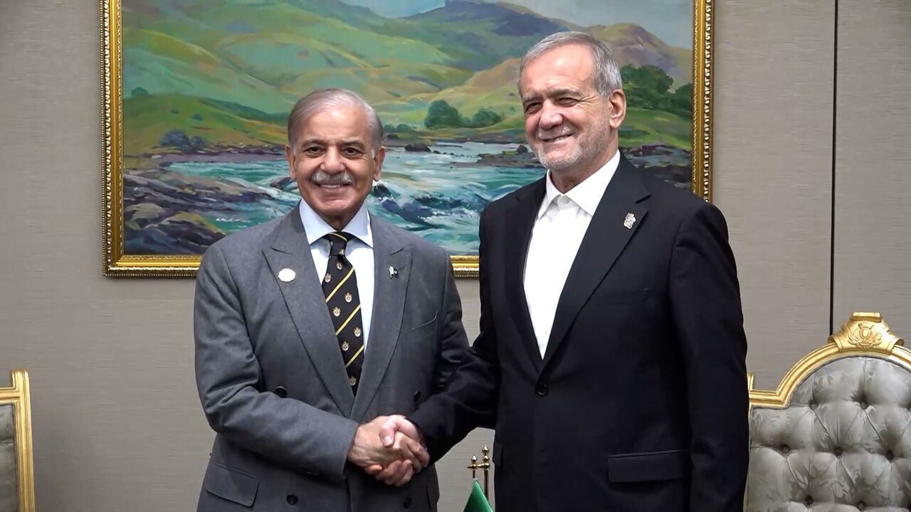 تاکید سران ایران و پاکستان بر تقویت همکاریهای و تسریع در اجرای توافقات تاکید سران ایران و پاکستان بر تقویت همکاریهای و تسریع در اجرای توافقات