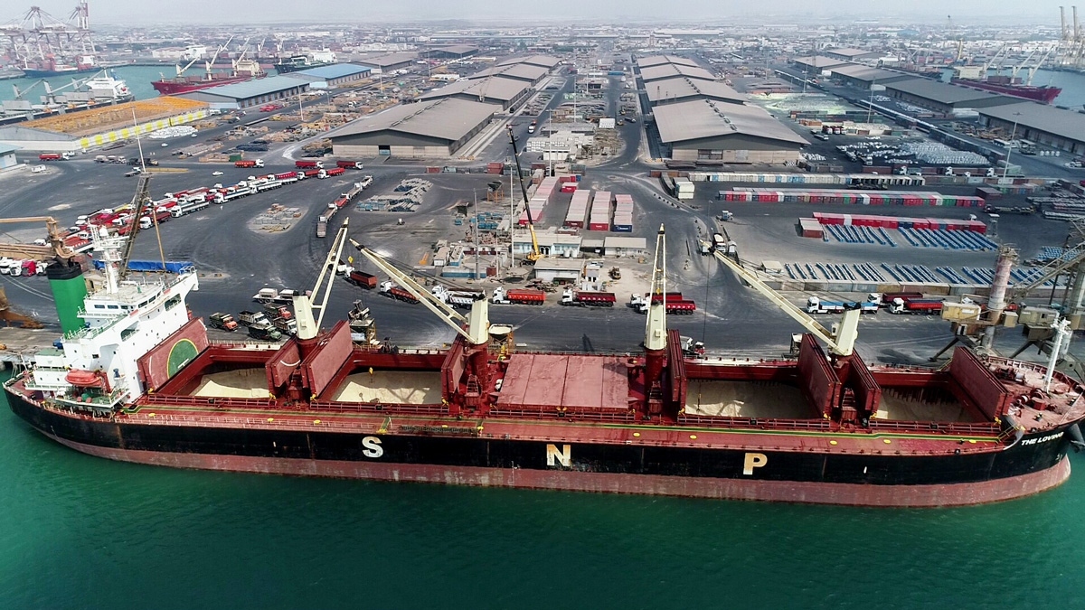 پهلودهی پانزدهمین شناور کالای اساسی در بندرشهید رجایی پهلودهی پانزدهمین شناور کالای اساسی در بندرشهید رجایی