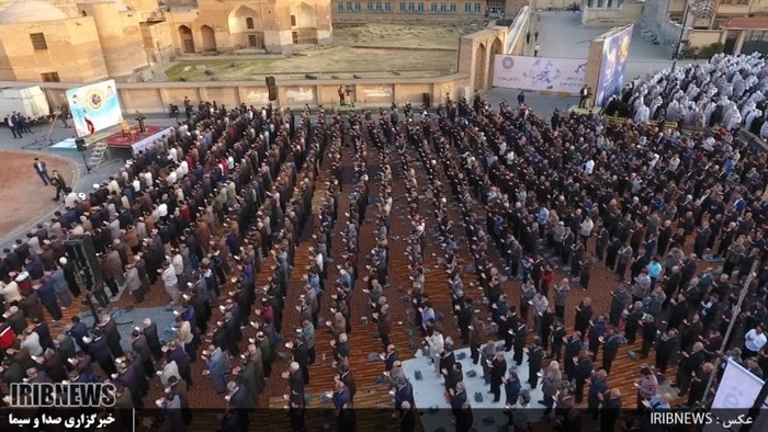 نماز عید سعید فطر به امامت نماینده ولی فقیه در استان اردبیل در پیاده راه شهیدگاه اردبیل